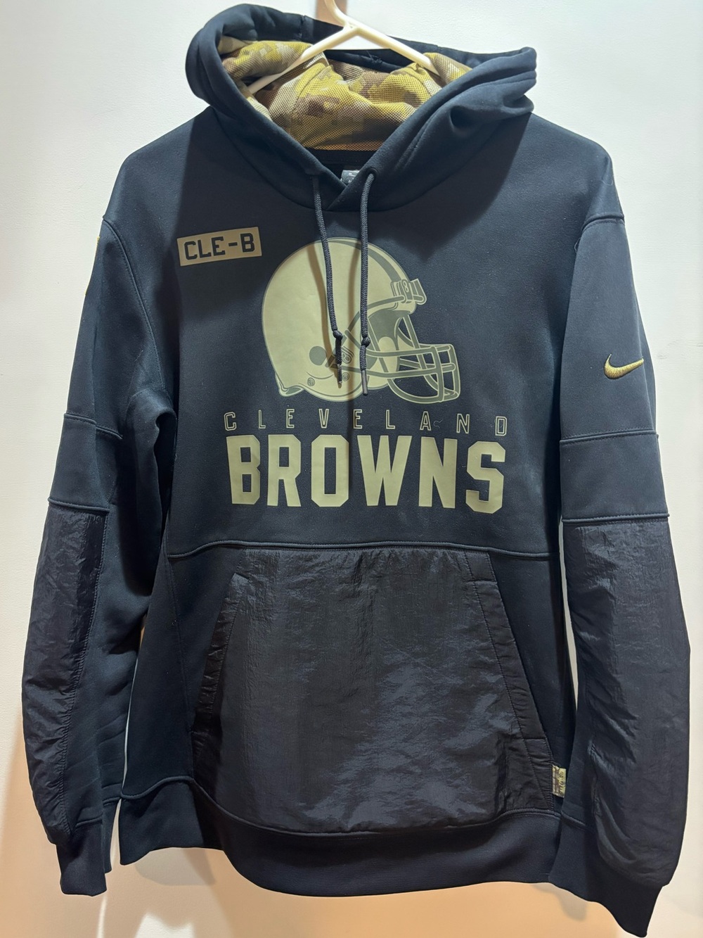 Nike Menβs Cleveland Browns Black Hoodie with Gold Graphics